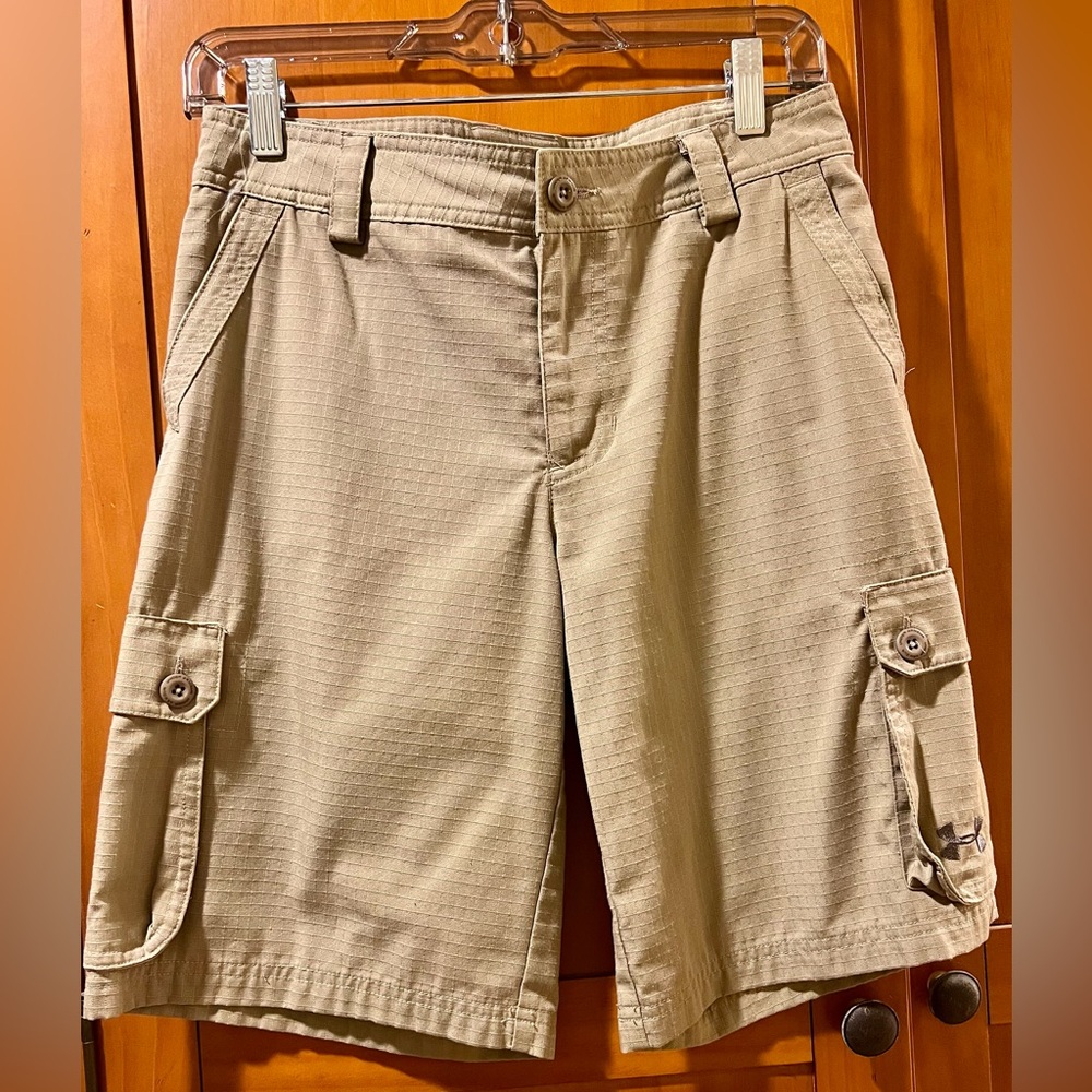 UNDER ARMOUR
BOYS CARGO SHORTS
SIZE LARGE (14-16)